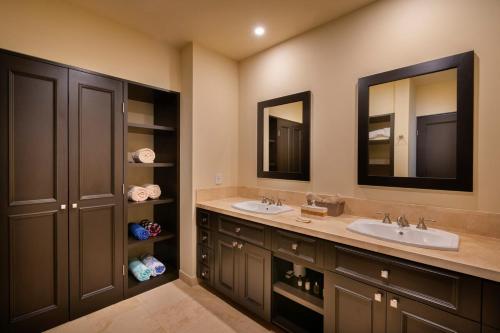 卡波圣卢卡斯Memory Maker Copala Corner Unit Ocean View的浴室设有2个水槽和2面镜子