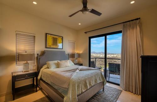 卡波圣卢卡斯Memory Maker Copala Corner Unit Ocean View的一间卧室设有一张床和一个大窗户