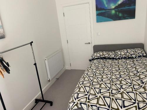 纽黑文Double room to rent的一间卧室配有一张带黑白色棉被的床