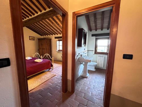 萨尔泰阿诺Casa Mae的客房设有带一张床和镜子的浴室