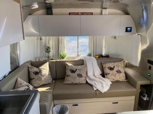 弗雷德里克斯堡Airstream Alfresco的沙发、枕头和拱形屋顶