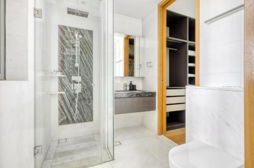新加坡The Modern Loft 1BR in Singapore!的带淋浴、卫生间和盥洗盆的浴室