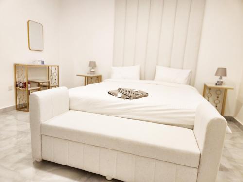 艾恩Moods Holiday Homes的卧室配有一张白色大床和椅子