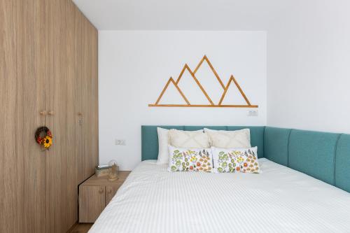 锡尔内亚Zen Nest Tiny House的一间卧室配有带白色床单和枕头的床。