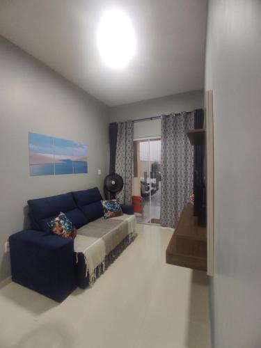 圣阿马鲁Dunas residence casa 15- Lençois Maranhense的客厅设有蓝色的沙发和窗户。