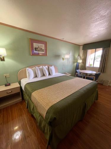胡尔伯克霍尔布鲁克旅程住宿酒店的一间卧室,卧室内配有一张大床