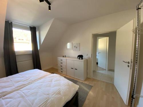 科隆Ruhiges DG - 6 P. - urban - ÖPNV的一间带白色床的卧室和一间浴室