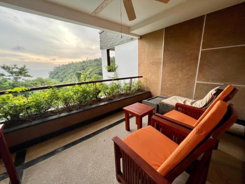 卡塔海滩Luxury Apartment Kata Beach The Accenta的带家具的阳台,享有海景