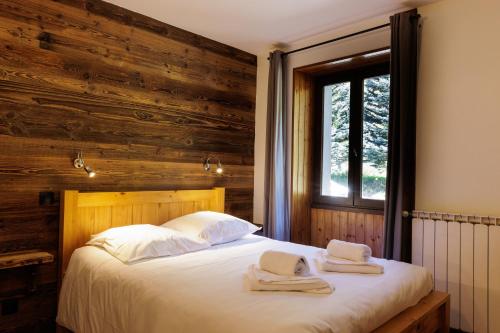 阿尔维厄la casse deserte的一间卧室配有一张床,上面有两条毛巾