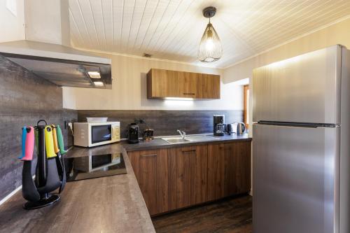 阿尔维厄la casse deserte的厨房配有不锈钢冰箱和微波炉。
