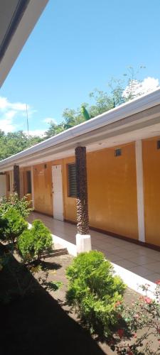 Santo DomingoHostal Miraflores B&B的前面有棕榈树的建筑