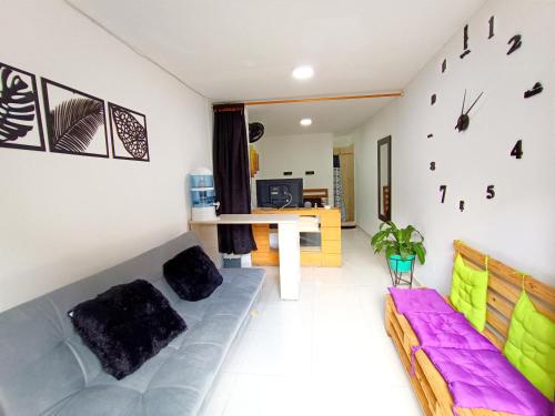 圣拉菲尔Osimiri apartamento Naturaleza y aventura的客厅配有沙发和墙上的时钟