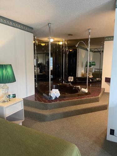 麦基诺城麦基诺城骑士旅馆的一间带大镜子和浴缸的大浴室