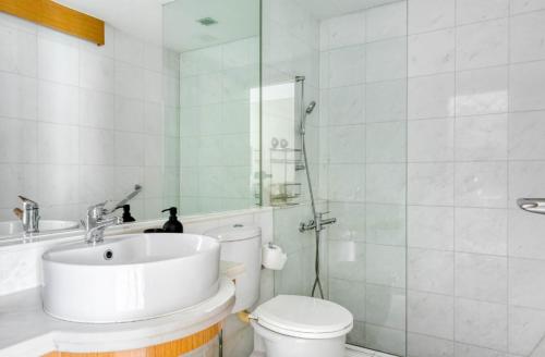 新加坡Beautiful Studio apartment in Singapore!的一间带水槽、卫生间和淋浴的浴室