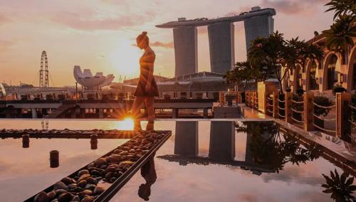 新加坡Beautiful Studio apartment in Singapore!的站在水库旁的女人雕像