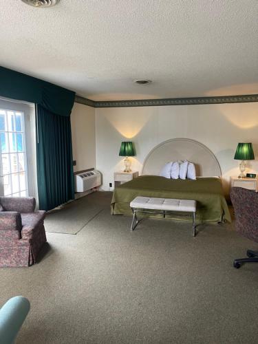 麦基诺城麦基诺城骑士旅馆的一间卧室配有一张床、一张沙发和一张桌子