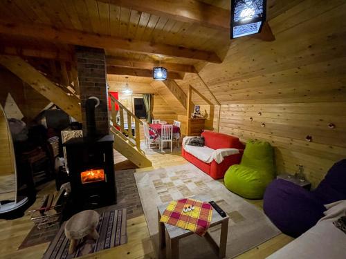布雷佐维察Cozy Cabin in the Woods的享有带燃木炉的客厅的顶部景色。