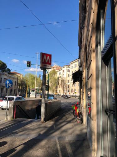 罗马The Manzoni的街道上建筑物的边的标志