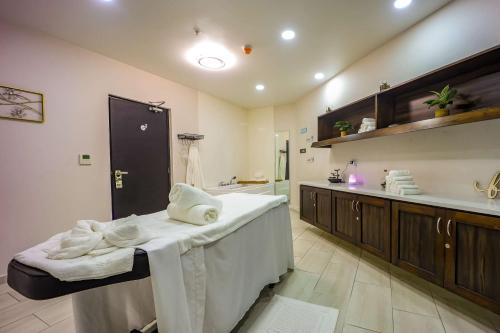 Tobago IslandComfort Inn & Suites Tobago的带浴缸、水槽和淋浴的浴室