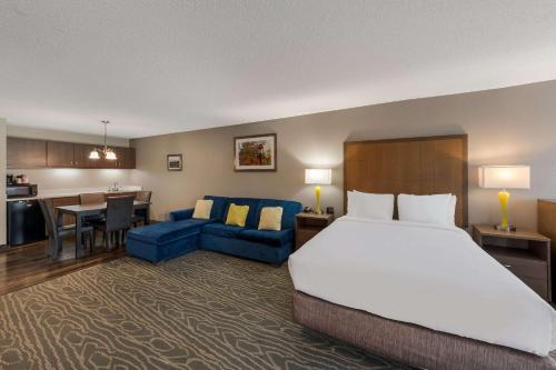 Tipp CityComfort Inn & Suites Tipp City - I-75的酒店客房设有床和客厅。