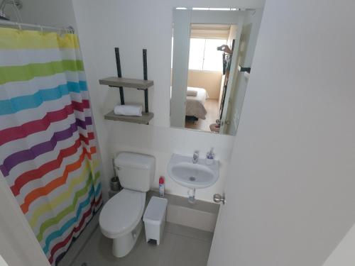 利马Nuevo apartamento con vista al mar a 15 min del aeropuerto的一间带卫生间、水槽和镜子的浴室