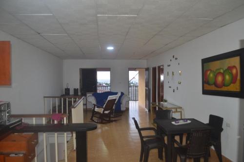 卡塔赫纳apartamento amoblado en cartagena , martha的一间客厅,客厅内配有桌椅