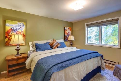 雷德洛治Red Lodge Mountain Home Less Than 7 Miles to Ski Slopes!的一间卧室设有一张大床和一个窗户。