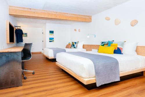 安娜柯蒂斯阿纳科特斯汽车旅馆的配有两张床铺、一张桌子和一台电视机的客房