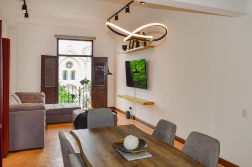 巴拿马城Amazing location Spacious Apto with Rooftop的客厅配有木桌和椅子