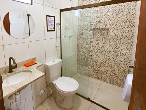 圣米格尔-杜斯米拉格里斯Villa Madu Milagres à 300 metros da praia的浴室配有卫生间、盥洗盆和淋浴。