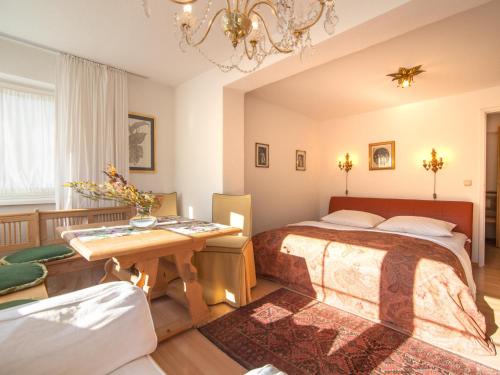 圣沃尔夫冈Landhaus Leitzinger OG1的一间卧室配有一张床和一张桌子