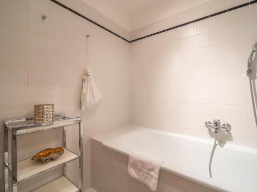 圣沃尔夫冈Landhaus Leitzinger OG1的白色的浴室设有浴缸和水槽。