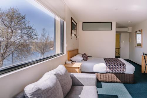霍巴特429汽车旅馆的酒店客房设有一张床和一个大窗户