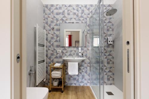 维罗纳Domus 44 Rooms的一间带水槽和淋浴的浴室