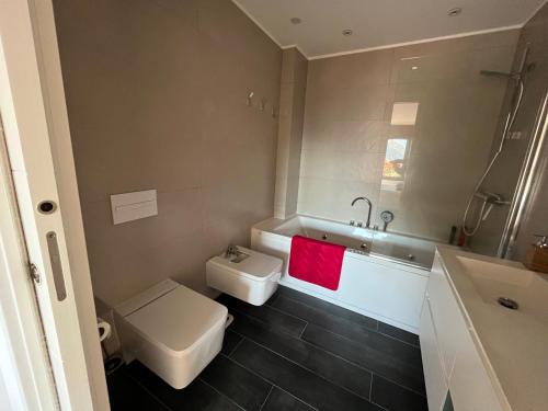 圣胡利娅-德洛里亚Acojedor, nuevo y espacioso piso en Sant Julia de Loria的浴室配有盥洗盆、卫生间和浴缸。