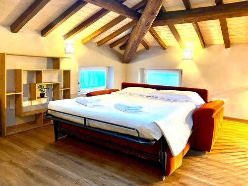 维罗纳Domus 44 Apartments的一间带一张大床的卧室,位于一个拥有木制天花板的房间