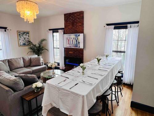 波特兰Host your group - West End Sea Captain Home的客厅配有长桌和白色桌布