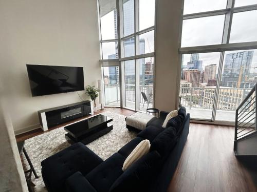 Seize the Extraordinary Elevate Your Lifestyle in Downtown Austin's Pinnacle Penthouse Paradise的休息区