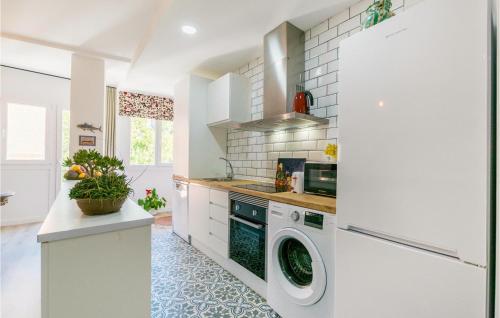 格拉纳达Beautiful Apartment In Granada With Kitchen的白色的厨房配有洗衣机和烘干机