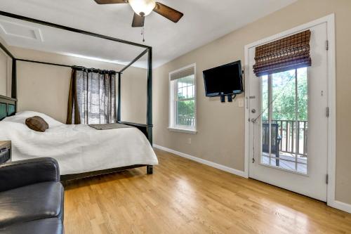 新帕尔茨Moondance Ridge Suites的一间卧室配有一张床、一台电视和一张沙发