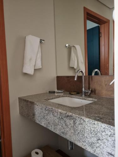 皮雷诺波利斯Quinta de Santa Bárbara Eco Resort Luxo Reveillon的浴室的柜台设有水槽和镜子