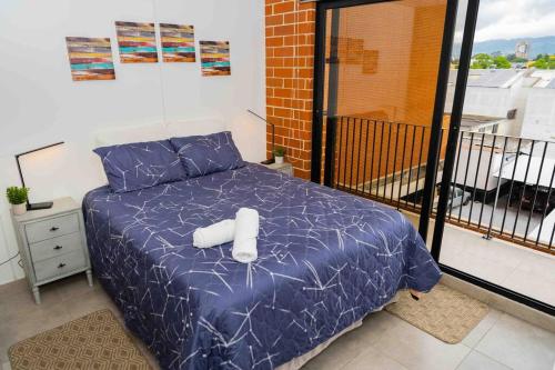 危地马拉Lovely 1 bedroom unit with free parking Modra zone 4的一间卧室配有一张带两个枕头的床