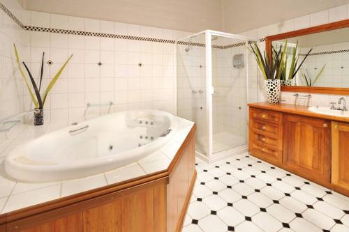 希尔斯维尔Inglenook Cottage Healesville的带浴缸、淋浴和盥洗盆的浴室