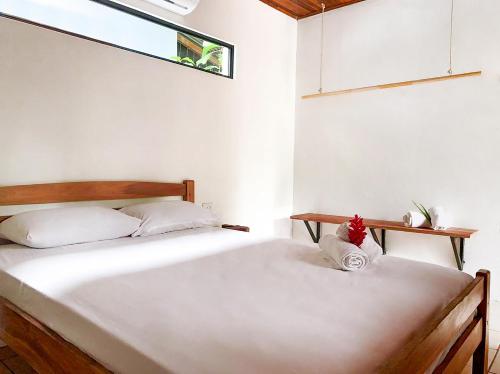 圣塔特蕾莎海滩ICO Living Hostel的一间卧室设有两张床和窗户。