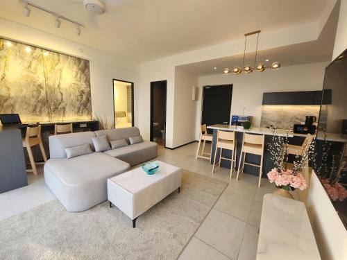 日落洞Urban Suites - Penang的客厅配有沙发和桌子