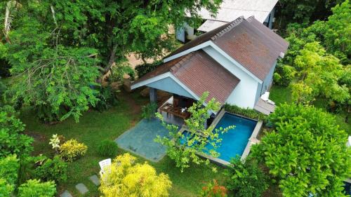 锡吉里亚Hidden Lake Cottages Sigiriya的享有带游泳池的别墅的顶部景致
