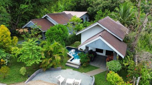 锡吉里亚Hidden Lake Cottages Sigiriya的享有带游泳池的房屋的空中景致