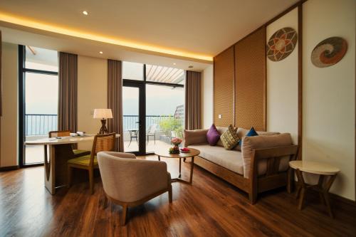 萨帕Lady Hill Sapa Resort的客厅配有沙发和桌子