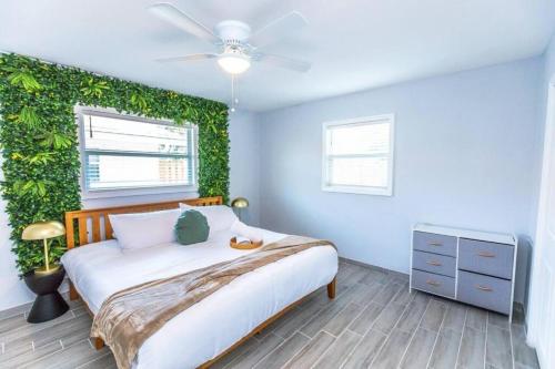 萨拉索塔Fenced backyard, near Downtown的一间卧室配有一张带绿色墙壁的床