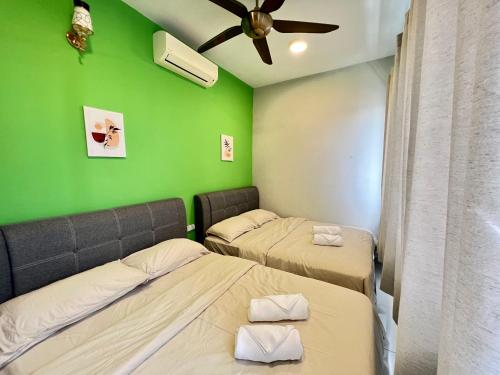 哥打巴鲁RiverView 8PAX 2BR in KBtown PS4, Netflix A-1-12的绿墙客房的两张床